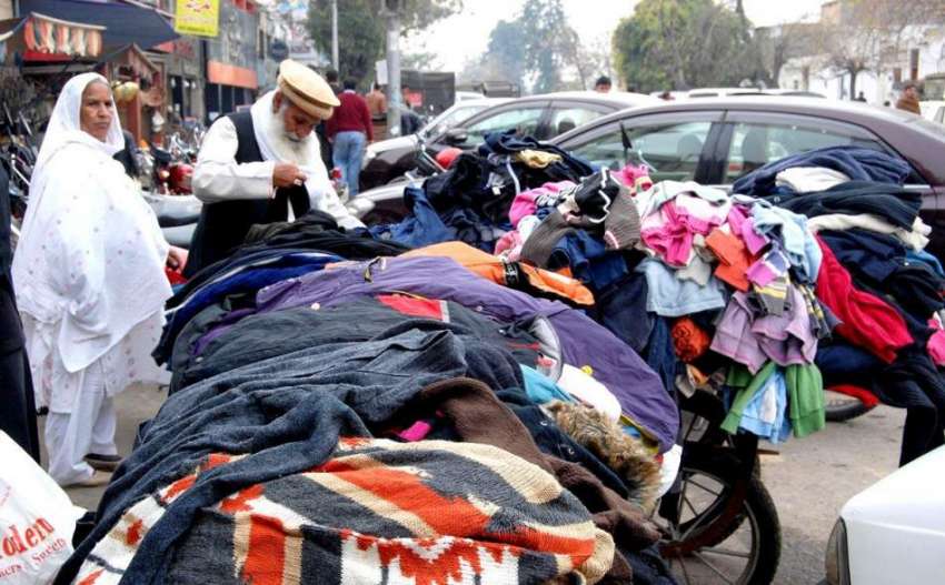 اسلام آباد: شہری سڑک کنارے لگے سٹال سے گرم کپڑے خرید رہے ..