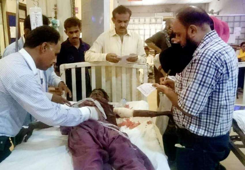 حیدر آباد: ہٹڑی بائی مسافر کوچ الٹنے سے زخمی سول ہسپتال میں ..