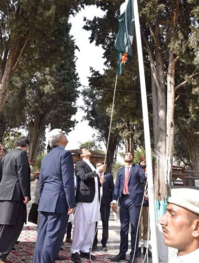 گلگت : وزیراعظم عمران خان گلگت آزادی پریڈ تقریب میں پرچم ..