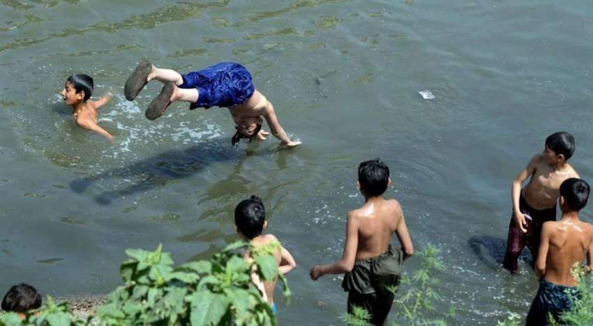 راولپنڈی: گرمی کی شدت کم کرنے کے لیے نوجوان نالہ لئی میں ..