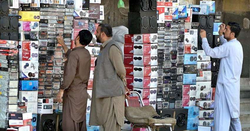 راولپنڈی: دکاندار الیکٹرانک اشیاء فروخت کے لیے سجا رہا ہے۔