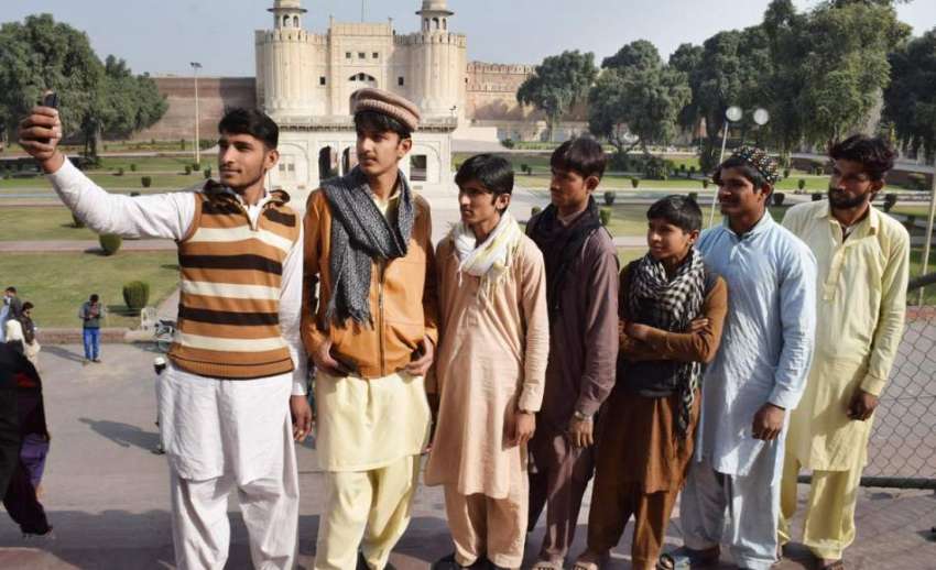 لاہور: بادشاہی مسجد کی سیڑھیوں پر نوجوان سیلگی لے رہے ہیں۔