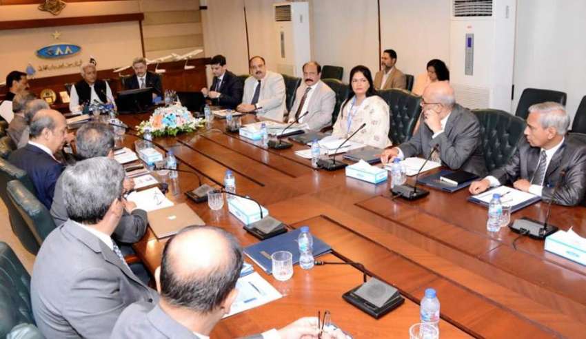 کراچی: وفاقی وزیر برائے ہوابازی غلام سرور خان ائیر پورٹس ..