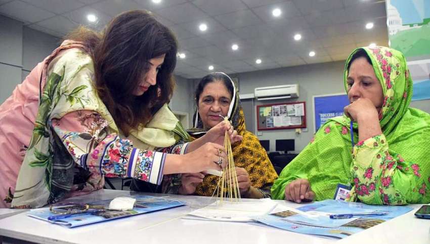 پشاور: سات روزہ ورکشاپ کی شرکاء مختلف اشیاء بنانے میں مصروف ..