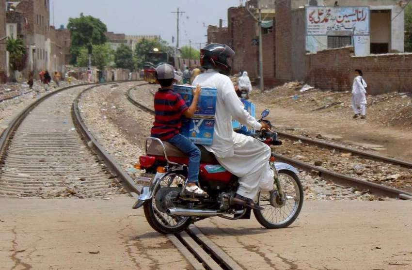 ملتان: موٹر سائیکل سوار کسی خطرے کی پرواہ کیے بغیر ریلوے ..