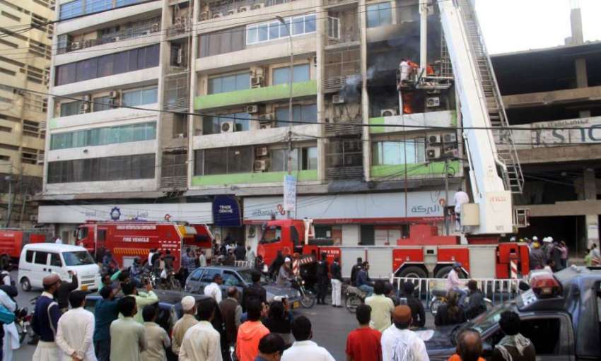کراچی: ریسکیو اہلکار نجی بینک میں لگنے والی آگ پر قاپو پانے ..