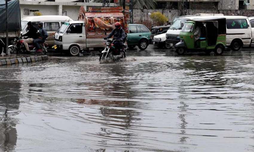 راولپنڈی: موٹر سائیکل سوار بارش کے پانی سے گزررہا ہے۔