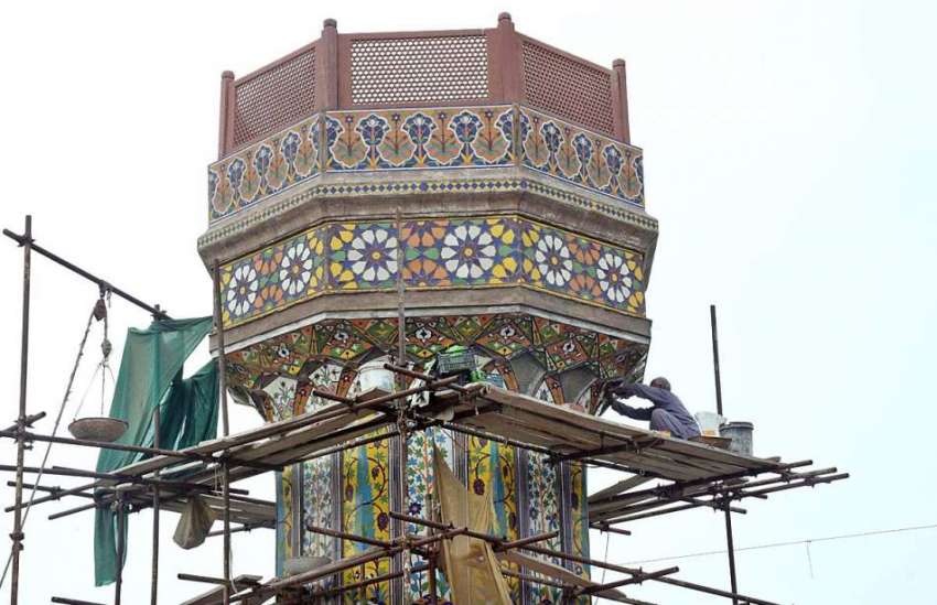 لاہور:مغل دور کی تاریخی یادگار چوبرجی کے ستونوں کی تزئین ..