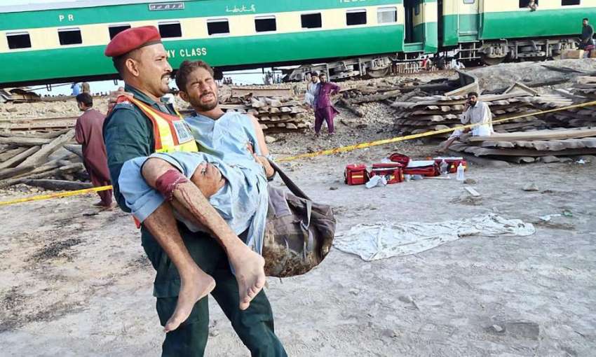 بہاولپور: ریسکیو اہلکارصادق آباد ٹرین حادثہ کے متاثرین ..