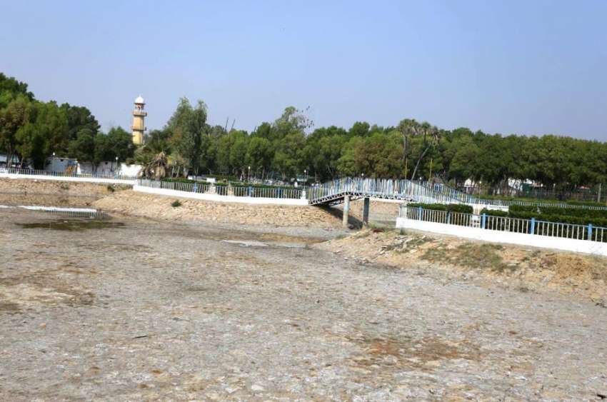 حیدرآباد: رانی باغ کے چڑیا گھر میں خشک تالاب کے نظارے پر ..