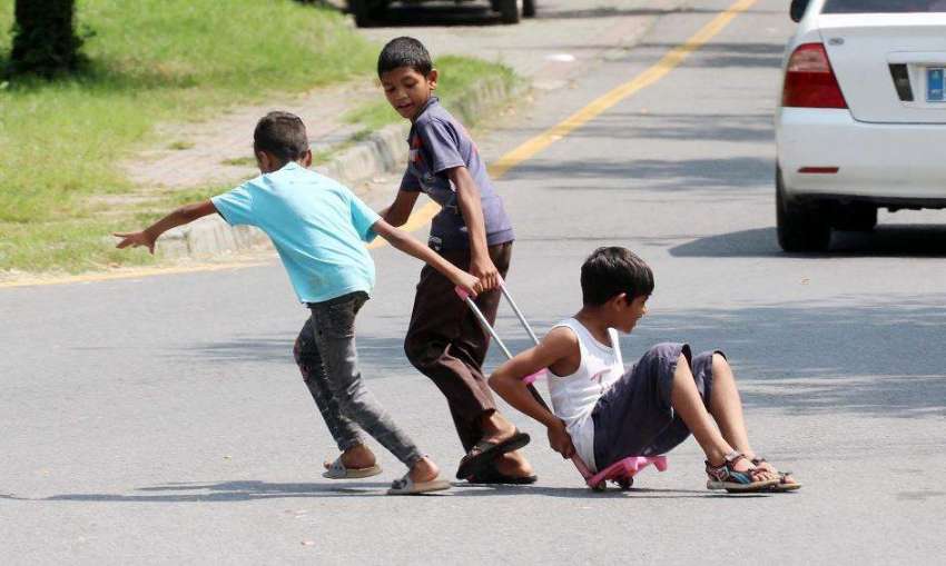 اسلام آباد: وفاقی دارالحکومت میں روڈ پر بچے اسکول بیگ ٹرالی ..