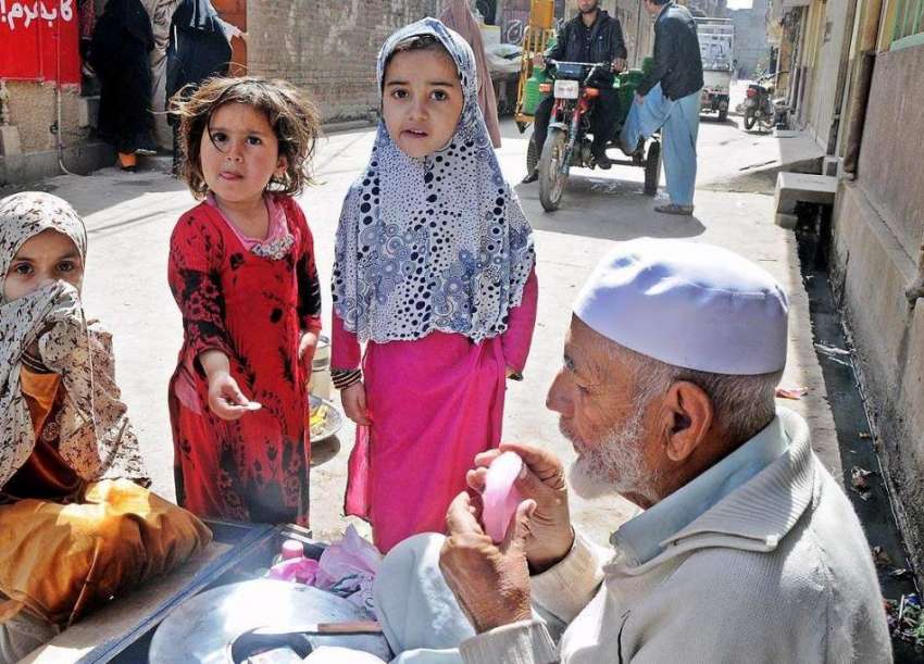 راولپنڈی: پیر ودھائی کے علاقہ میں بچے لچھے خرید رہے ہیں۔