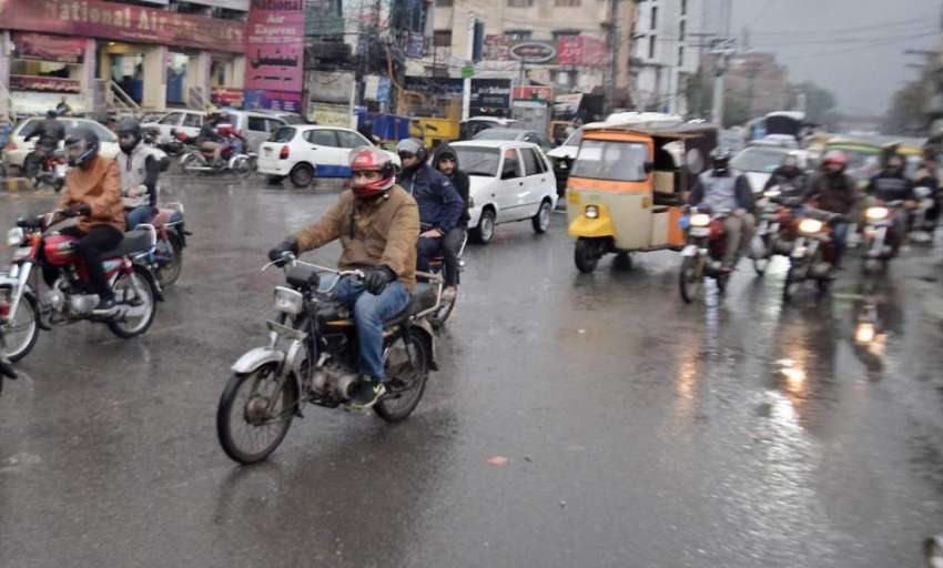 لاہور: صوبائی دارالحکومت میں بارش کے بعد شملہ پہاڑی چوک ..
