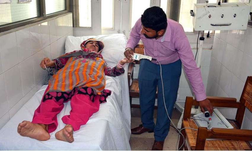 فیصل آباد: فری فیزیکل تھراپی کیمپ کے دوران ایک ڈاکٹر ایک ..