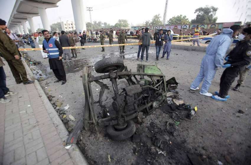 لاہور : ملتان روڈ پر دھماکے سے تباہ ہونے والے رکشے کا ملبہ ..