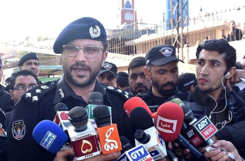 پشاور: ہائی کورٹ کے سامنے بم دھماکے کے مقام پر میڈیا سے گفتگو ..