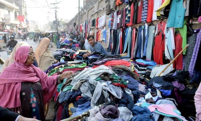 لاہور: خواتین لنڈا بازار سے گرم کپڑے خرید رہی ہیں۔