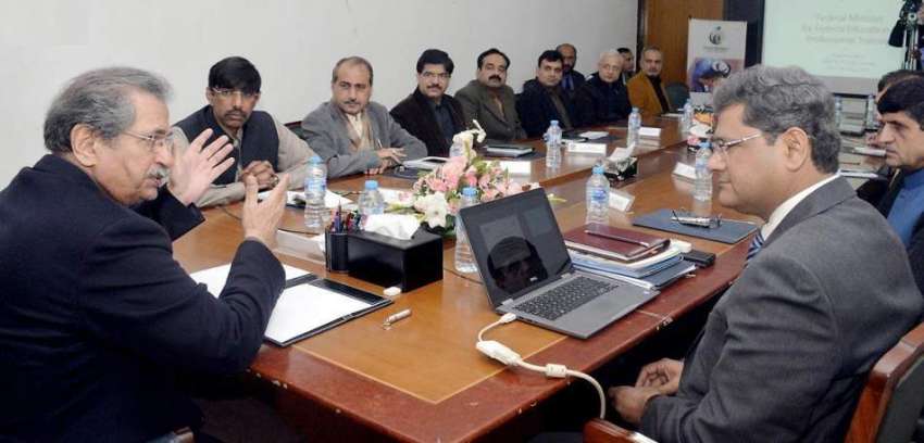 لاہور: وفاقی وزیر تعلیم شفقت محمود ایک اجلاس کی صدارت کررہے ..