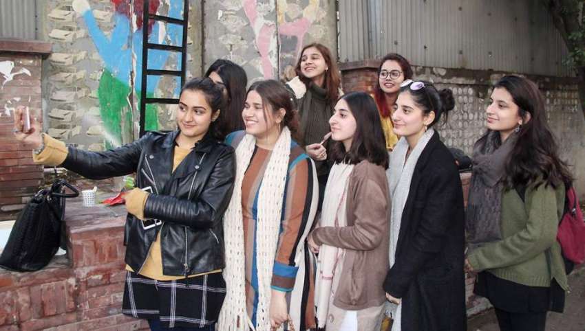 لاہور: نیشنل کالج آف آرٹس میں طالبات سیلفی لے رہی ہیں۔
