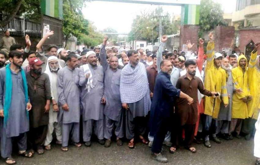 راولپنڈی: ویسٹ مینجمنٹ کے اہلکار مطالبات کے حق میں پریس ..