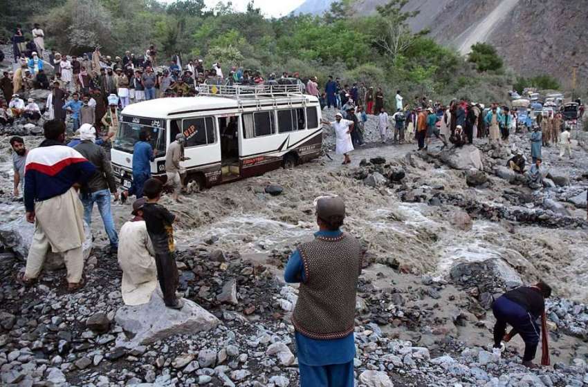 چترال: مسافر بس سیلابی پانی میں پھنسی ہوئی ہے۔