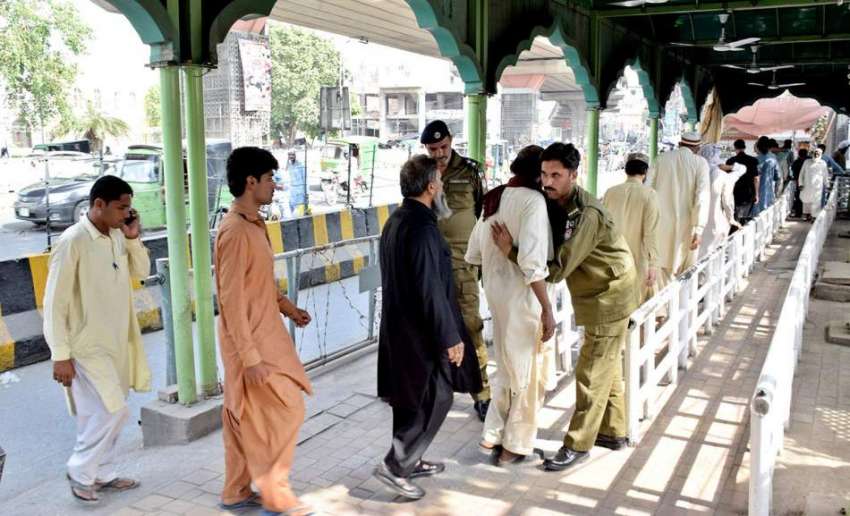 لاہور: داتا دربار حاضری کے لیے آنے والوں کی تلاشی لیجارہی ..