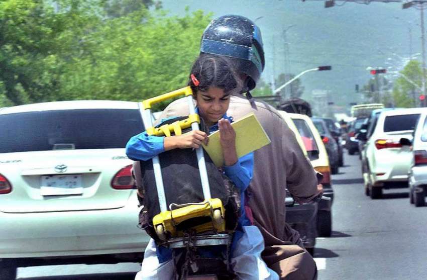 اسلام آباد: وفاقی دارالحکومت میں موٹر سائیکل پر سوار ایک ..