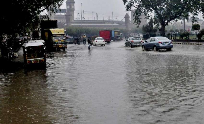 لاہور: صوبائی دارالحکومت میں بارش کے بعد ریلوے اسٹیشن کے ..