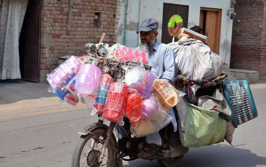 فیصل آباد: موٹرسائیکل سوار گھریلو سامان بیچنے کے لئے جا ..