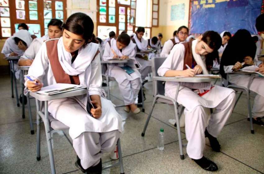 حیدر آباد: نویں کلاس کے سالانہ انتخابا ت کے موقع پر طالبات ..
