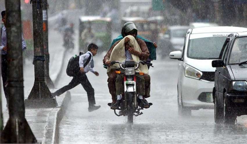 راولپنڈی: بارش کے دوران موٹرسائیکل سوار اپنے بچوں کے ساتھ ..