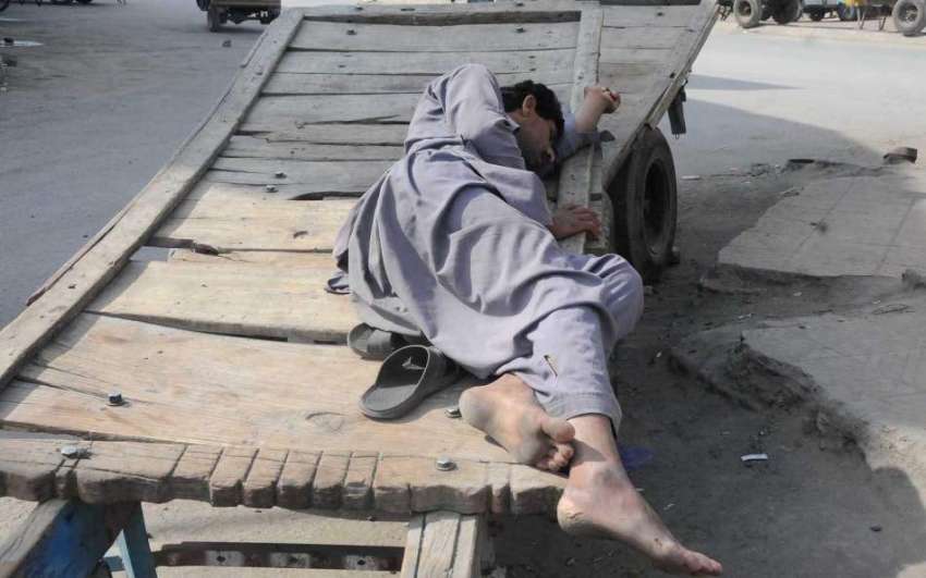 راولپنڈی: کام کے انتظار میں ایک مزدور اپنے ریڑھے پر سو رہا ..
