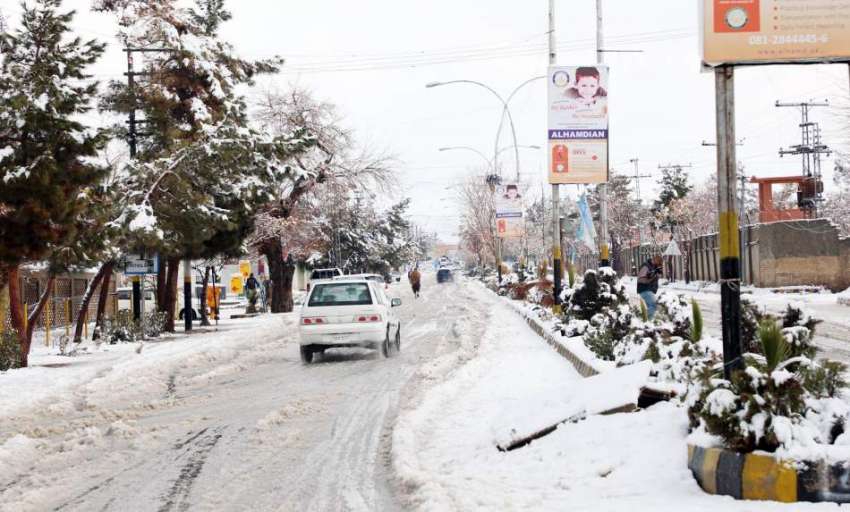 کوئٹہ: سنول فال کے بعد سڑک پر پڑی برف کا منظر۔