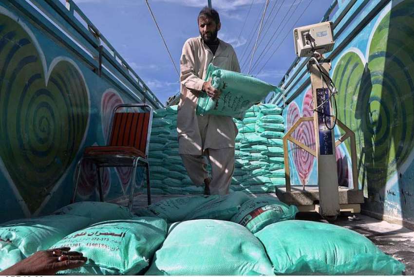 راولپنڈی: مزدور رمضان سستا بازار میں فروخت کے لیے ٹرک سے ..