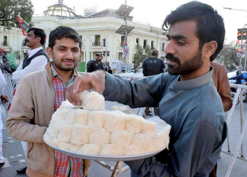 لاہور: مال روڈ پر ایک شخص پتیسہ فروخت کررہا ہے۔