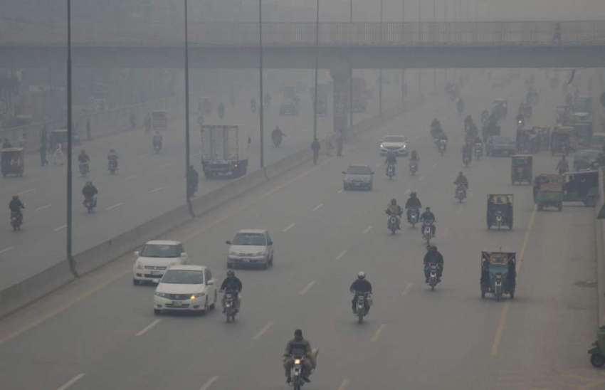 لاہور: گہری دھند نے بند روڈ کو اپنی لپیٹ میں لے رکھا ہے۔