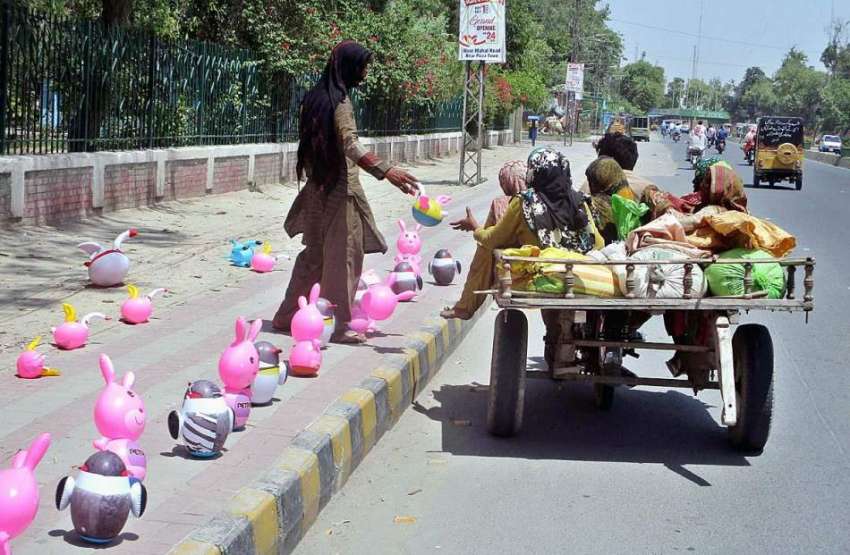بہاولپور: خانہ بدوش بچے سڑک کنارے لگے سٹال سے کھلونے خرید ..