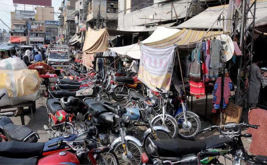 راولپنڈی: راجہ بازار میں جگہ جگہ پارک گئے گئے موٹر سائیکلوں ..