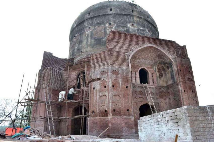 لاہور: مزدور تاریخی (مقبرہ) عمارت خان جہاں کی تعمیرنوع کے ..