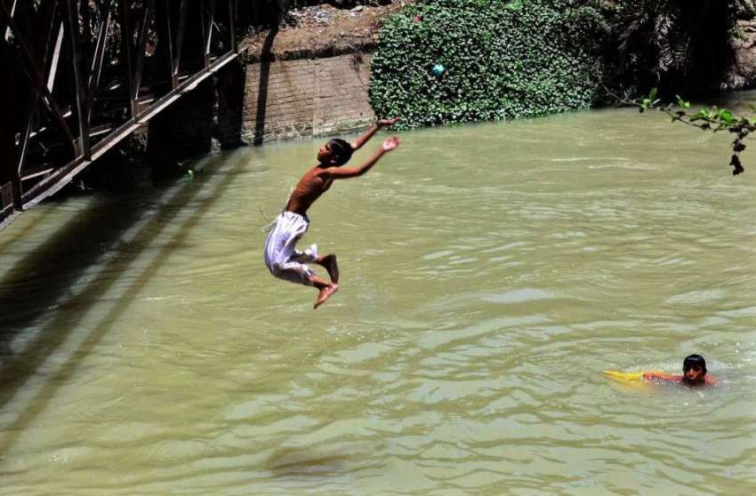 حیدر آباد: نوجوان گرمی کی شدت سے بچنے کے لیے نہر میں نہا رہے ..