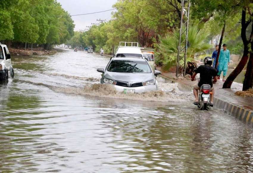 حیدر آباد: شہر میں ہونیوالی موسلا دھار بارش کے بعد جمع شدہ ..