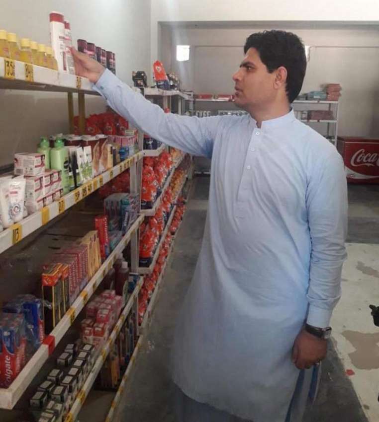 پشاور: ایڈیشنل اسسٹنٹ کمشنر کوہاٹ طاہر علی بازار میں چھاپے ..