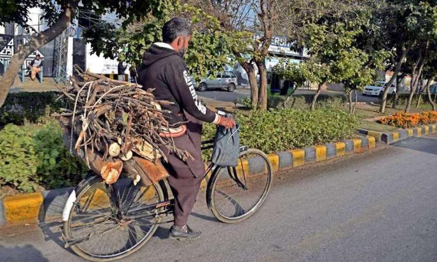 لاہور: ایک سائیکل سوار شخص سوئی گیس کی قلت کے باعث گھر کا ..