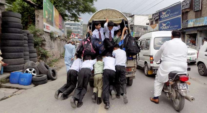 مظفر آباد: سکول کے بچے خراب گاڑی کو دھکا لگار ہے ہیں۔