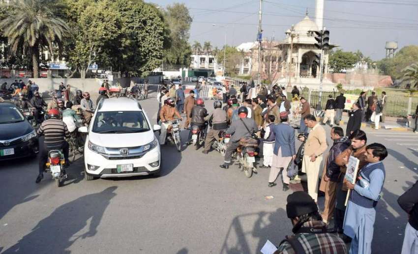 لاہور: پیرا میڈیکل سٹاف نے اپنے مطالبات کے حق میں مال روڈ ..