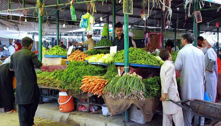 اسلام آباد: شہری ہفتہ وار بازار سے سبزیاں اور فروٹ خرید رہے ..