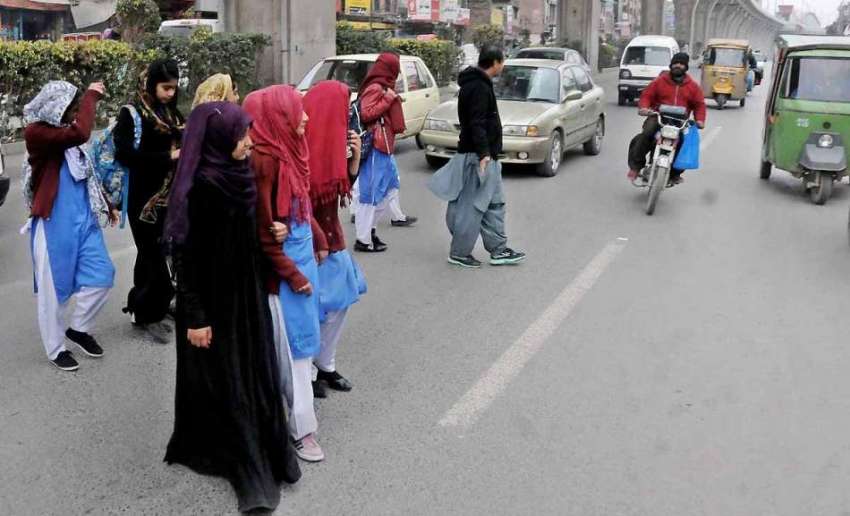 راولپنڈی: مری روڈ کمیٹی چوک کے قریب پیدل چلنے والوں کے لیے ..