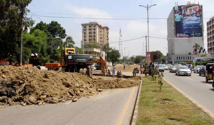 کراچی: شاہراہ فیصل آوری ٹاور کے قریب دھنسنے والی سیوریج ..