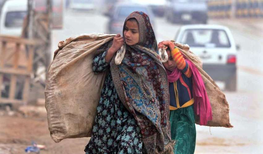 راولپنڈی: خانہ بدوش خواتین کارآمد اشیاء اٹھا جا رہی ہیں۔