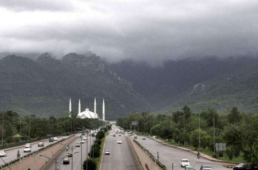 اسلام آباد: وفاقی دارالحکومت میں آسمان پر گہرے بادل چھائے ..
